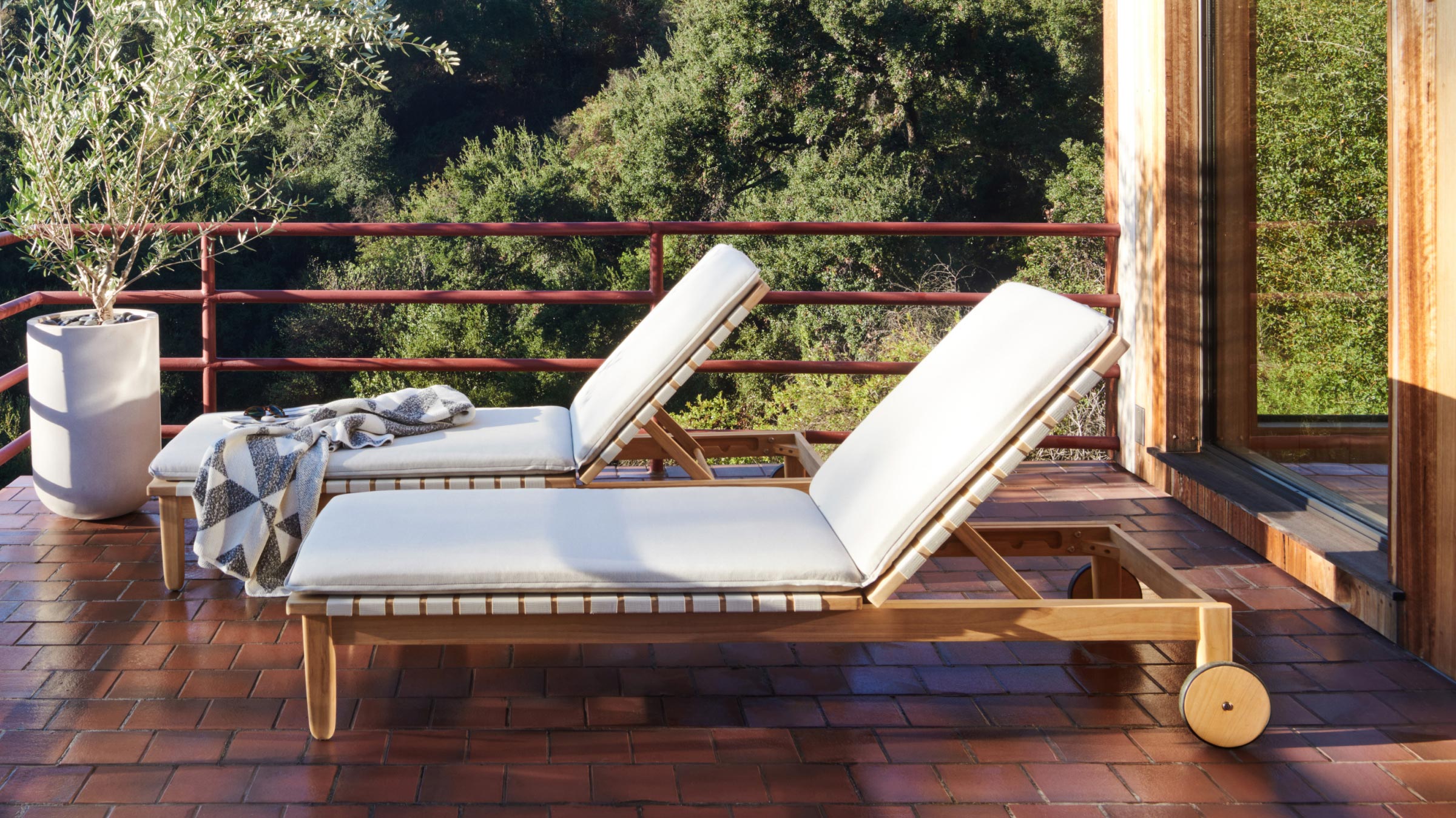 02_Sun-Lounger-Lifestyle_45926eb4-cca5-4efb-b5a9-f3409c7fde8e.jpg