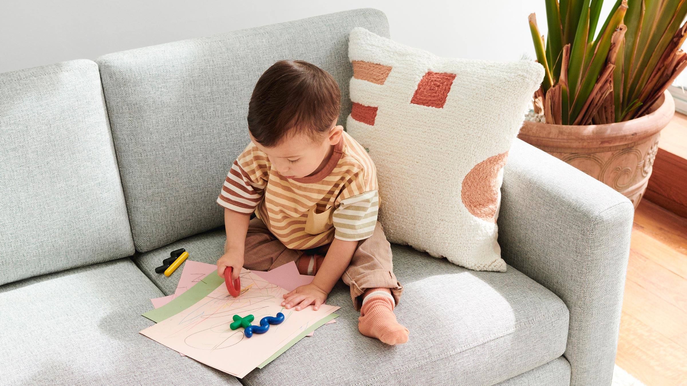 lifestyle-child_on_nomad_sofa_99ef4cf8-a336-47ca-9cf1-accd1d931083.jpg